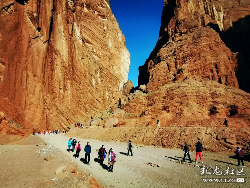 天山大峡谷是典型的丹霞地貌,在新疆库车以北六十公里处,峡谷长约一