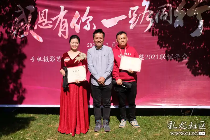 sigma中国合作摄影师胡巴老师为获奖群友颁奖山人团队非洲鼓表演窦友