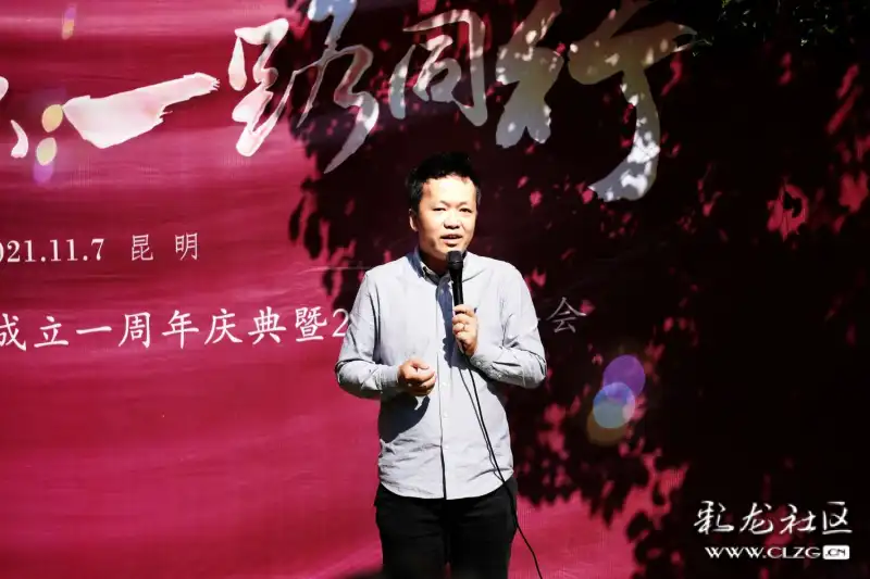 sigma中国合作摄影师胡巴老师为获奖群友颁奖山人团队非洲鼓表演窦友