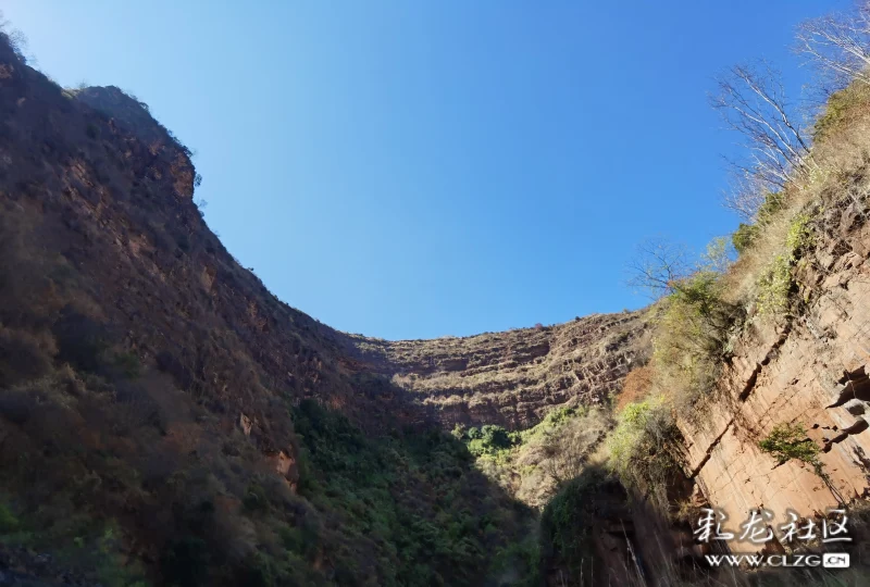 永仁龙虎峡位于永仁县城东南永定河下游9公里,是滇西北有名的大峡谷之