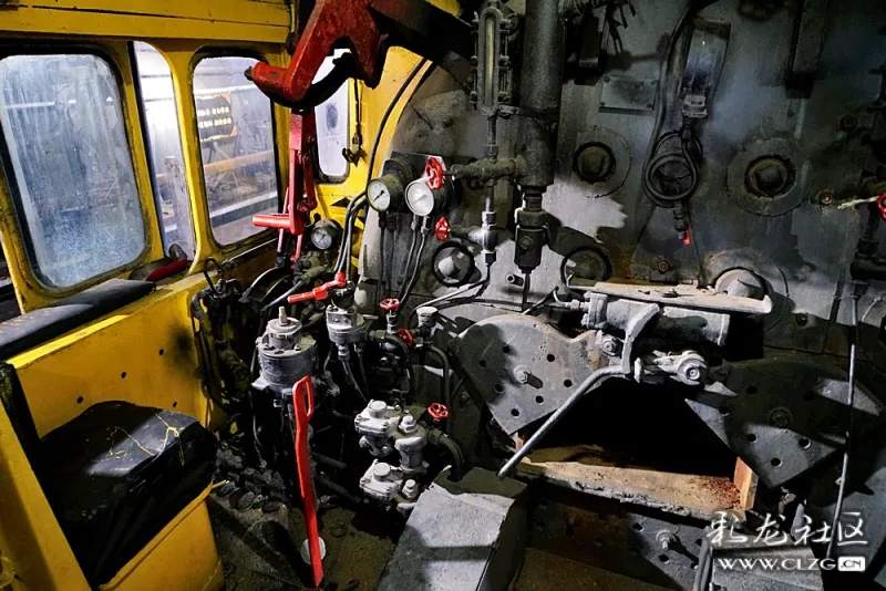 我好不容易排到队爬上了蒸汽机车头驾驶室拍摄了驾驶室一角