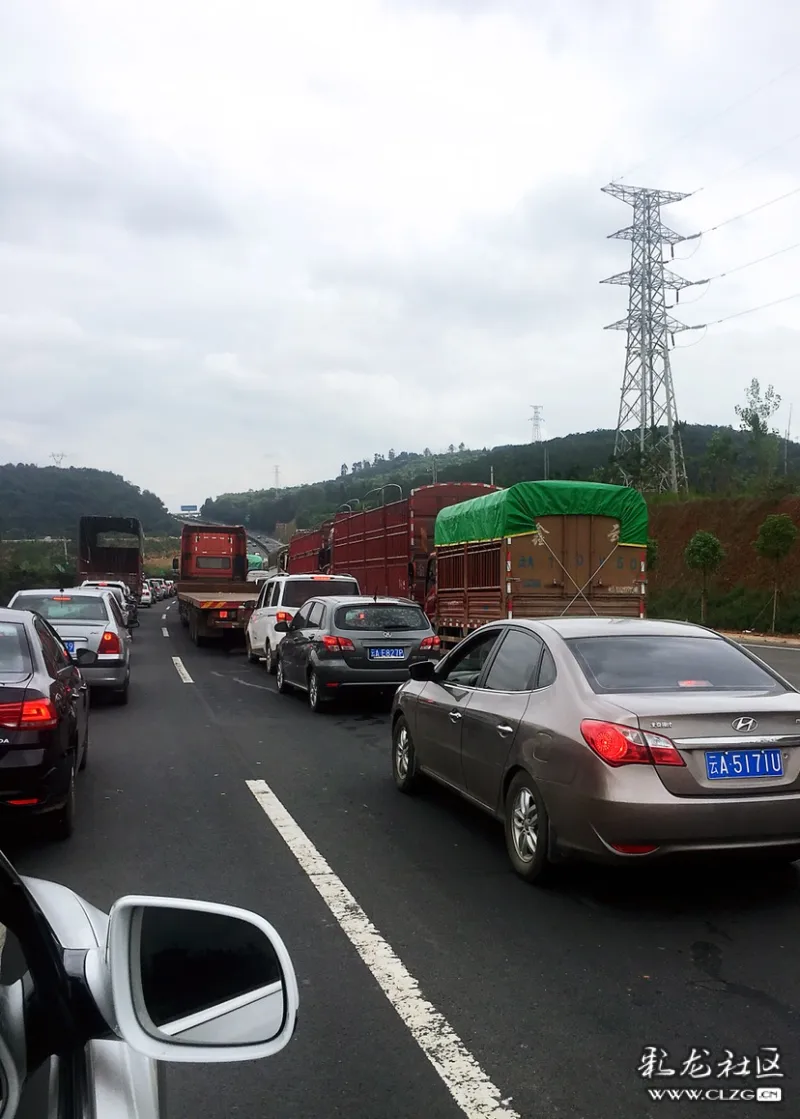 昆玉高速公路堵车