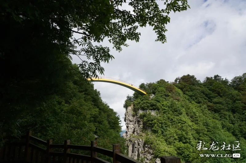 神農架天燕景區彩虹橋野人洞