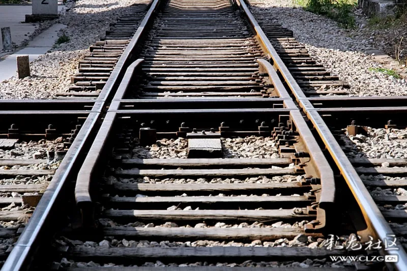 世界唯一的准轨与米轨铁路十字交叉路口!