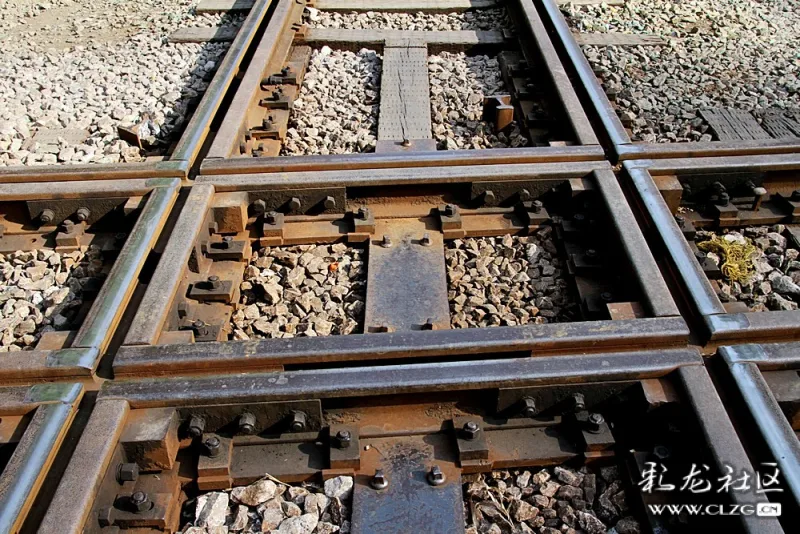 世界唯一的准轨与米轨铁路十字交叉路口!