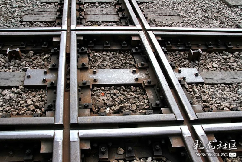 世界唯一的准轨与米轨铁路十字交叉路口!