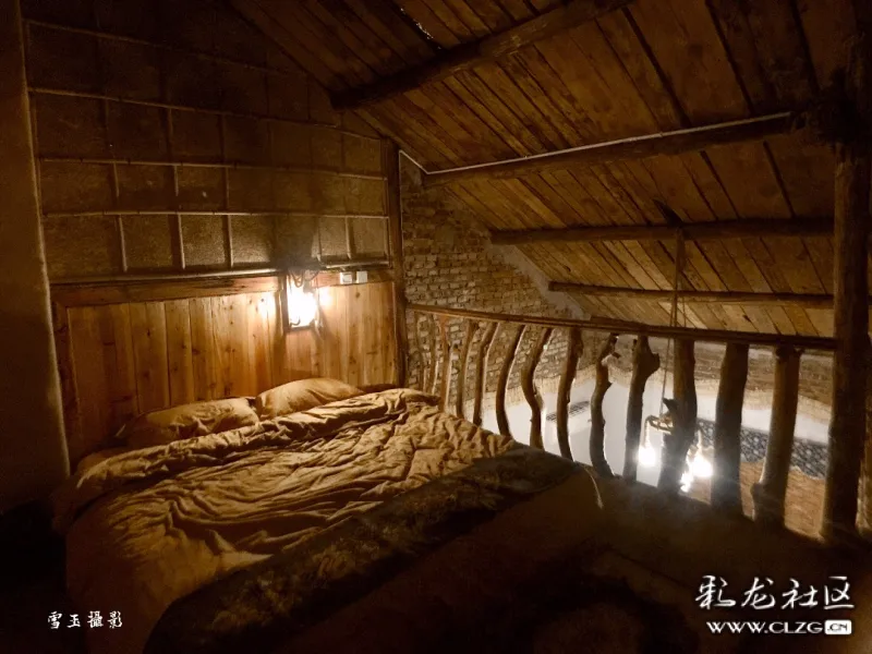 记忆深处茅草房,土基做墙,木头当床,往上一躺像钻进妈妈的怀里一样