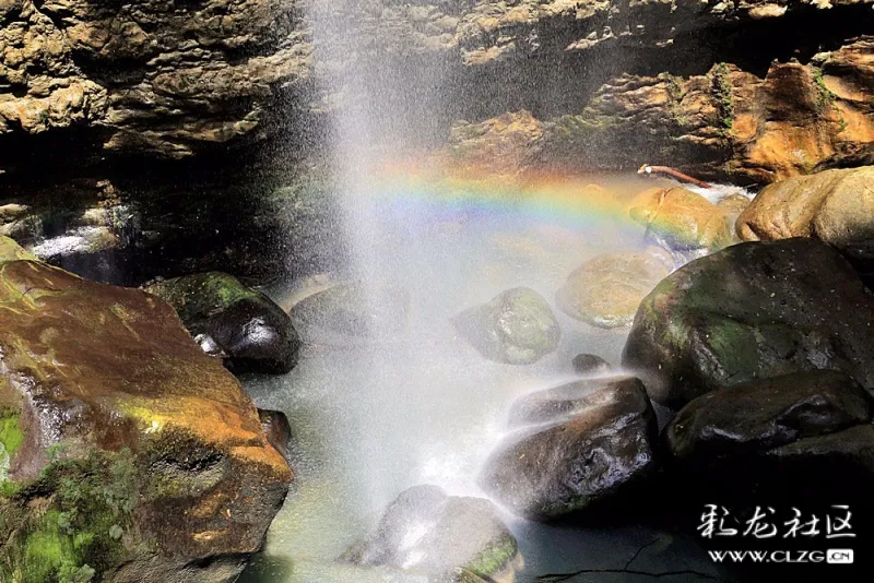 恩施大峡谷一大奇观地缝中的五彩黄龙瀑布