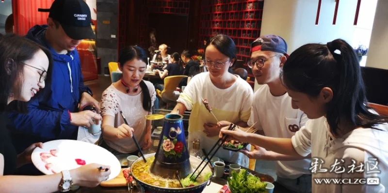 社会人吃饭都要站着