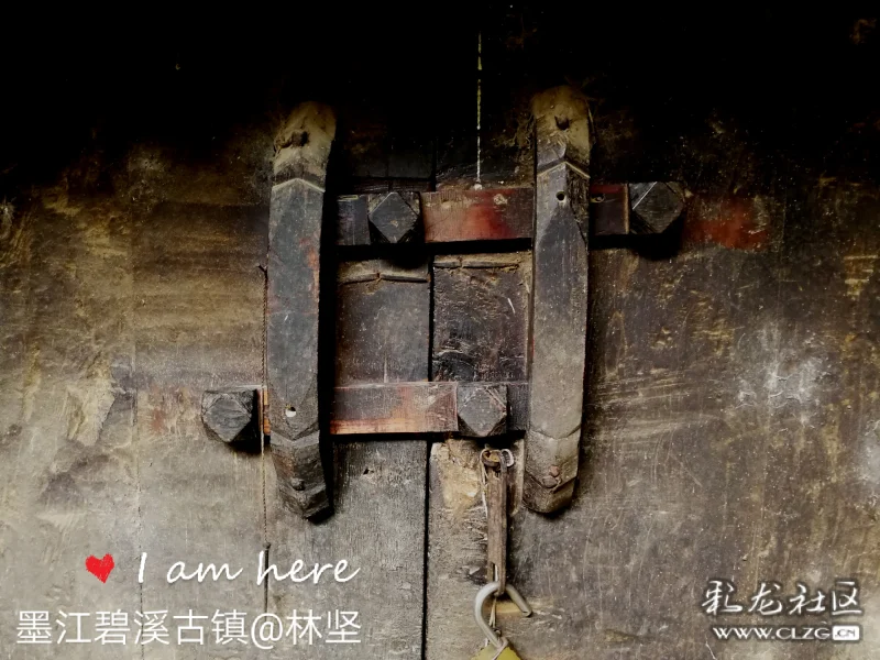 一对古老的门栓