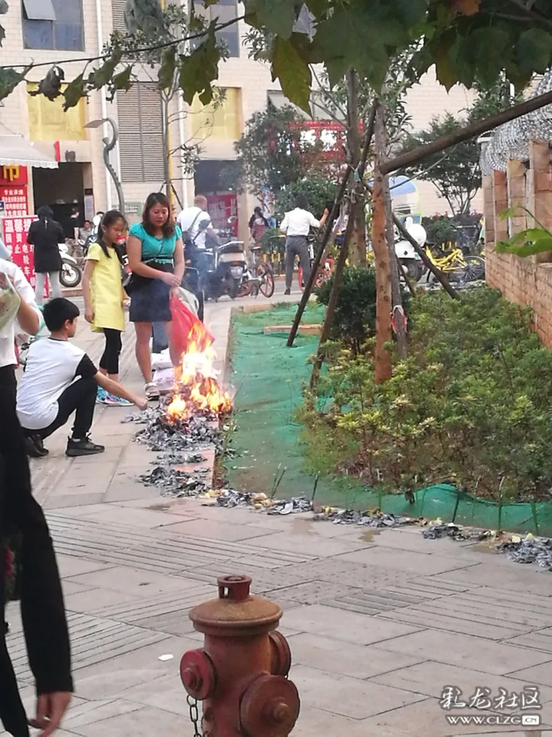 中元节大街上烧纸钱该自行清理干净吗为了城市清洁政府该管吗