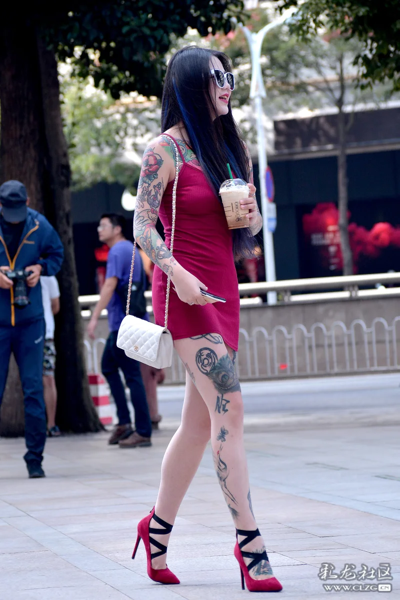 街拍纹身小姐姐