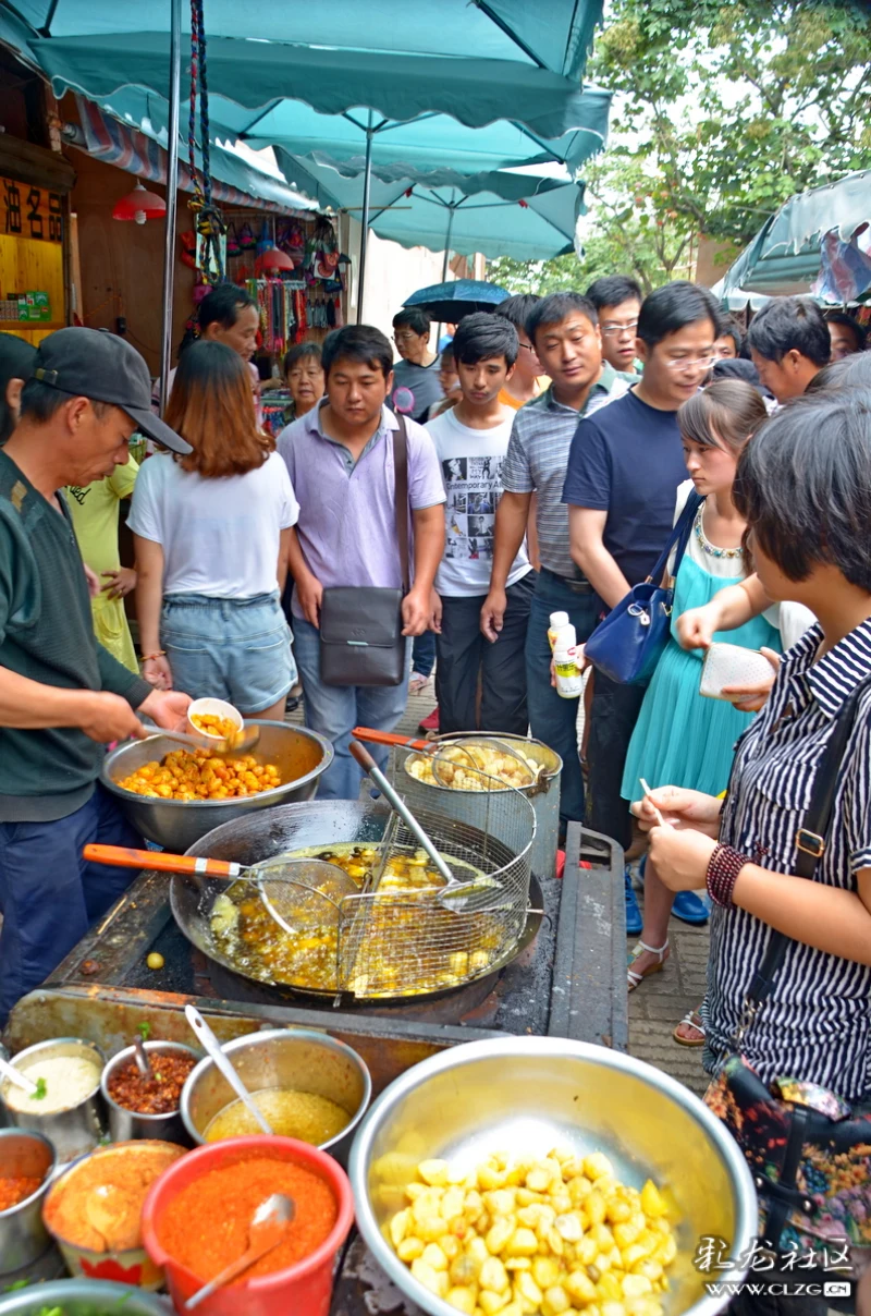 昆明花乌市场改造前,在景星街上有这样一个炸洋芋的小滩,一辆三轮车拉