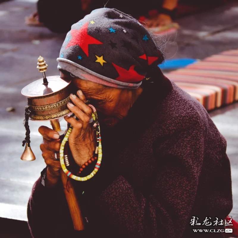 人间浮世绘转经筒的老人