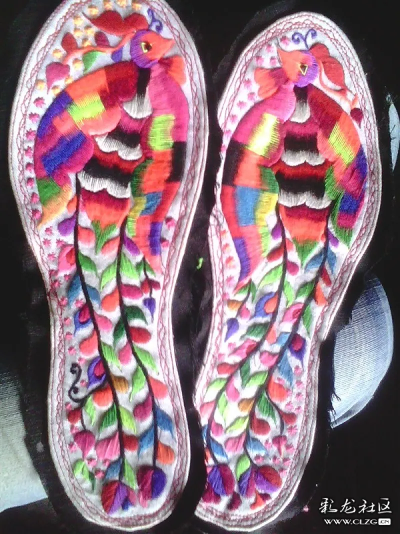 妈妈做的鞋垫妈妈做的鞋垫家乡的风景这就是村里长聚会的地方(图摄于