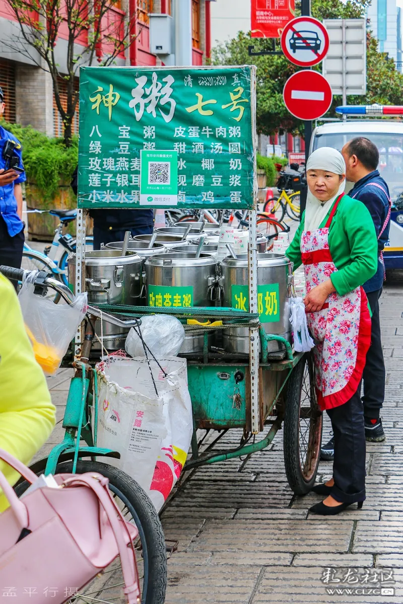 昆明老街流動的早點攤