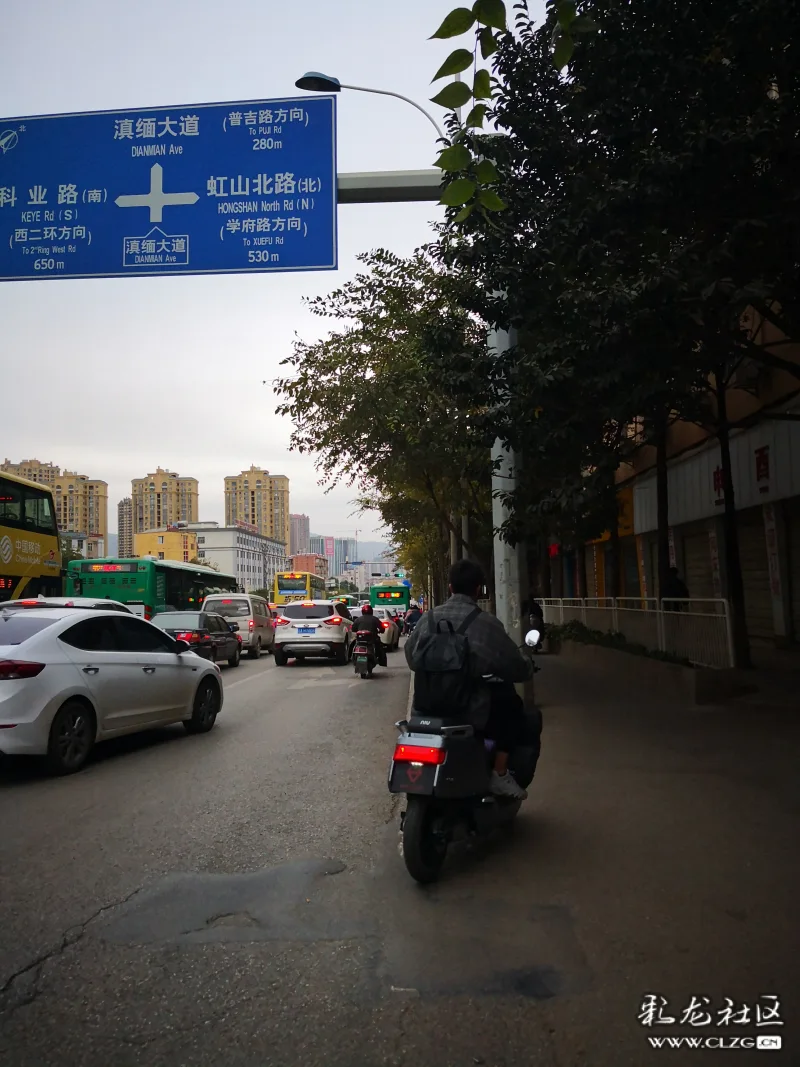 滇缅大道非机动车道修到人行道上,人车混行,这是瞧不起哪个?