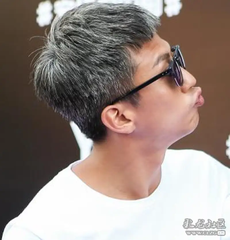 80后"老干部"头发花白是因为工作苦 并不一定