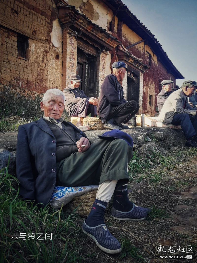 小山村老人们的悠闲时光
