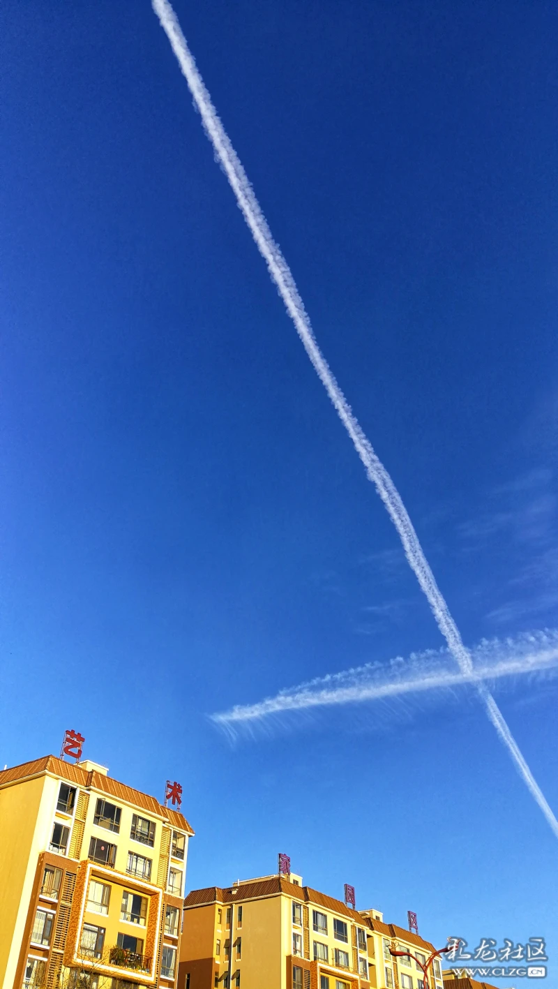 空中画出了一条美美的云线