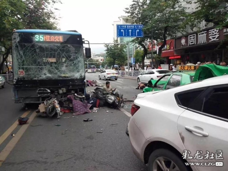 视频疯传:福建龙岩一公交车被劫持致5死21伤!