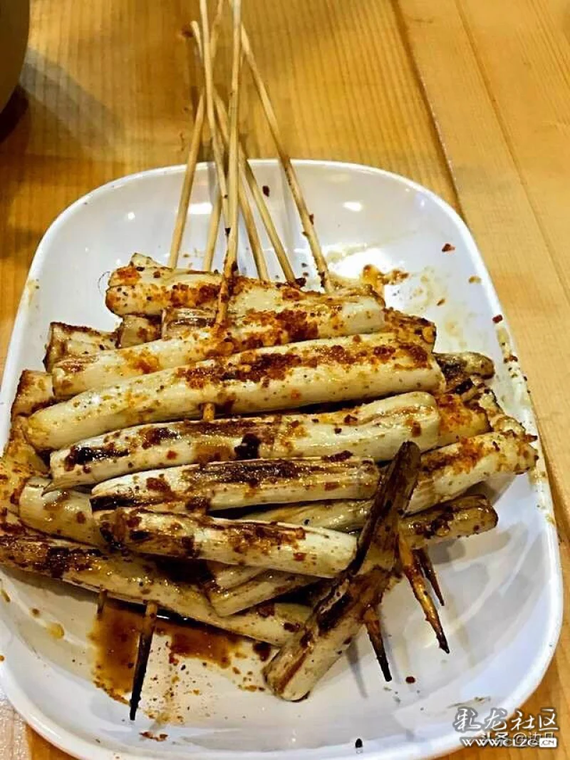 烤草芽每天凌晨3点左右,新鲜的草芽就会被送到位于正义坊购物中心(北