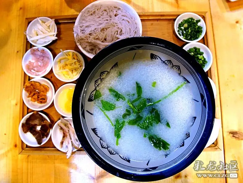 他们家有凉拌草芽,烤草芽,草芽过桥米线 把新鲜的草芽加上十多种配 