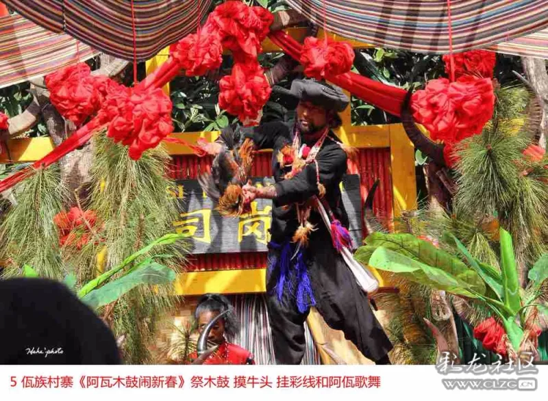 佤族村寨的主持人佤族姑娘漂亮,口齿伶俐,主持风格诙谐风趣,很会和