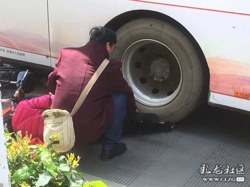 3月7日中午昌源路以路口,一名骑电动车的女士倒在一辆公交车后轮旁