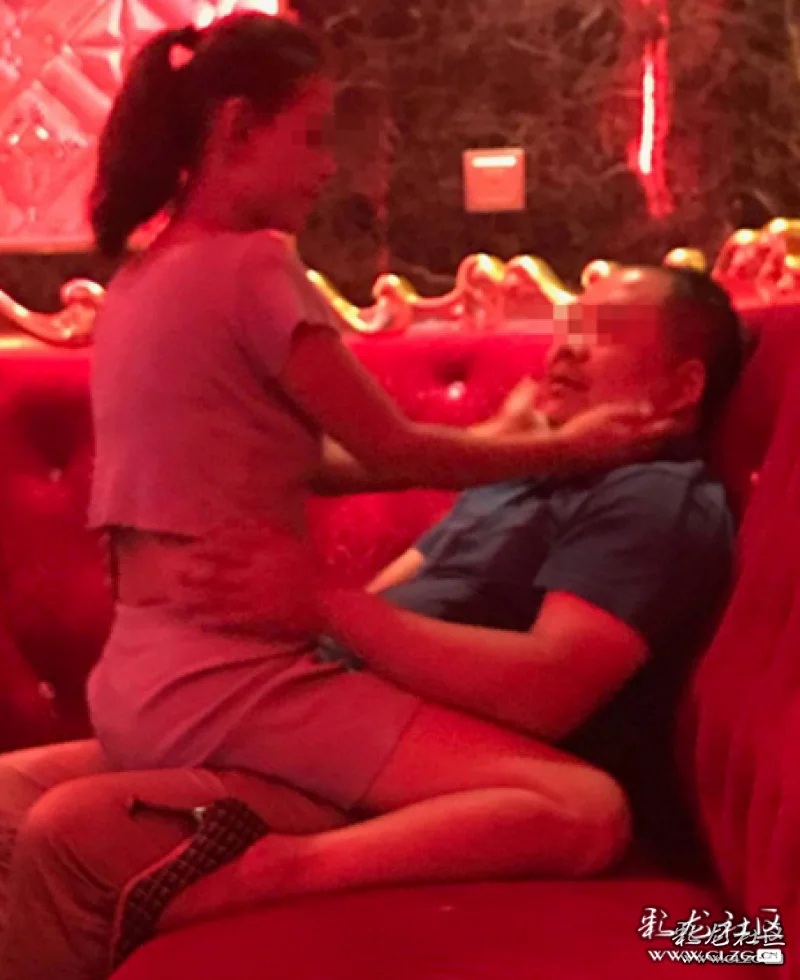 3月,网络流传的图片显示,疑在一间ktv包房内,一名坐在沙发上的男子和