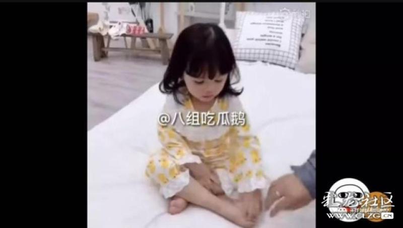 3岁童模妞妞拍摄中被其母踢踹引关注,小公举变