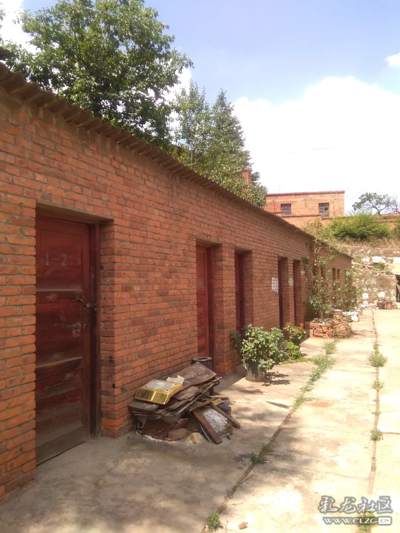 13我文字里出现过千百次的红砖墙.