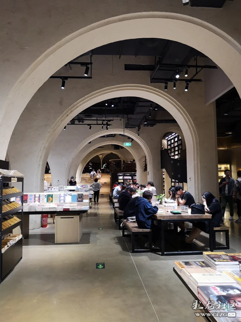 打卡全国最大的独立书店西宁几何书店