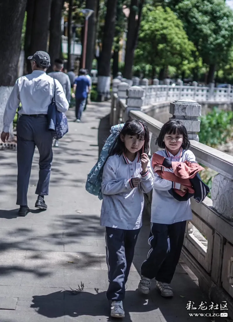 遇见翠湖#放学路打闹嘻嘻哈,白墙上泥啧简笔画.