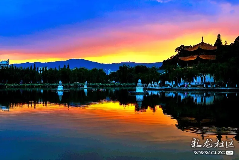 远眺滇池西山睡美人夕阳西下映大观