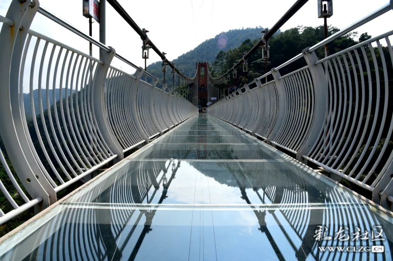 青龙峡的玻璃栈道很壮观
