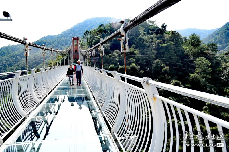 青龙峡的玻璃栈道很壮观