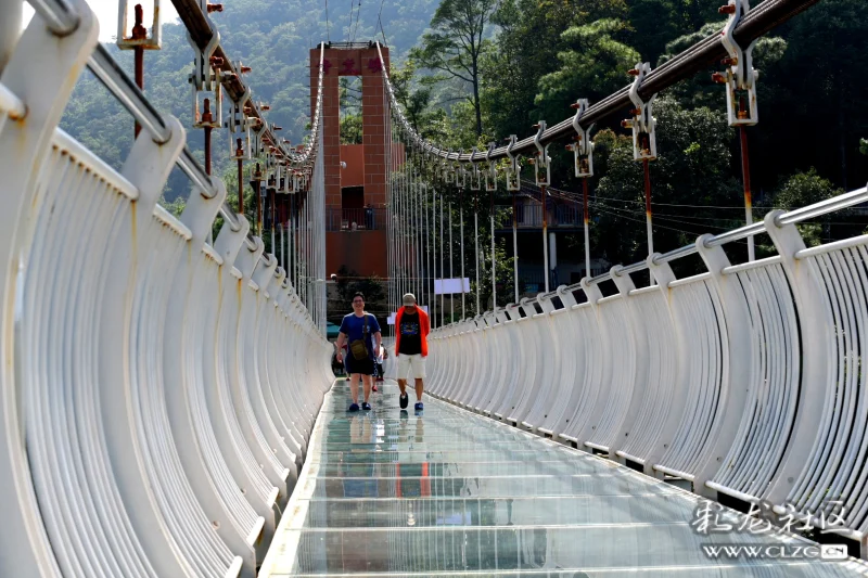 青龙峡的玻璃栈道很壮观