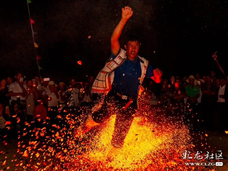 傈僳族刀杆节组照