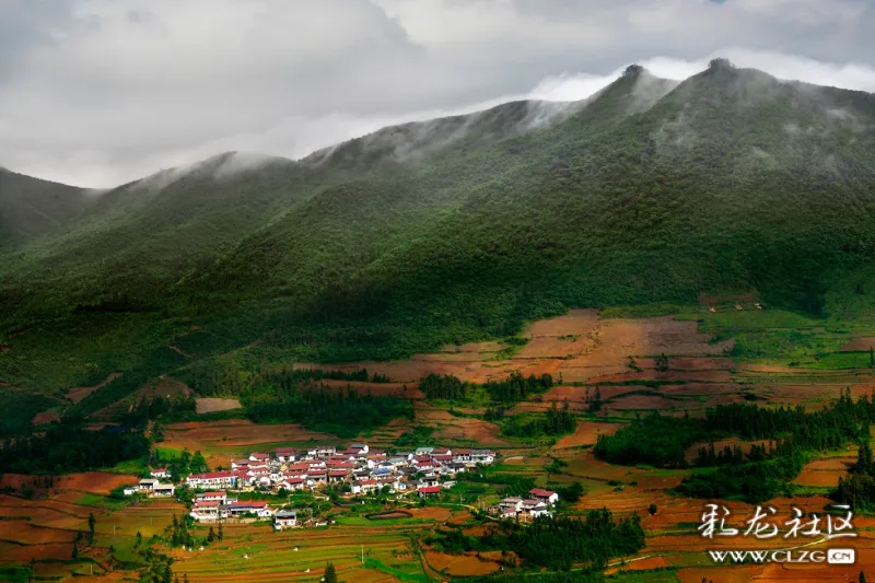 照片拍摄于云南省蒙自市老寨乡"古布竜"村民委员会,该村是一个苗族