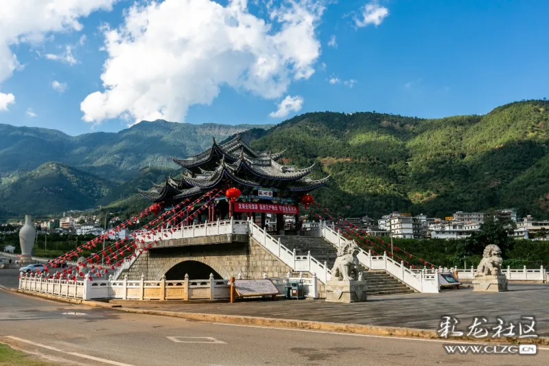 矗立在鸡足山镇口的洗心桥