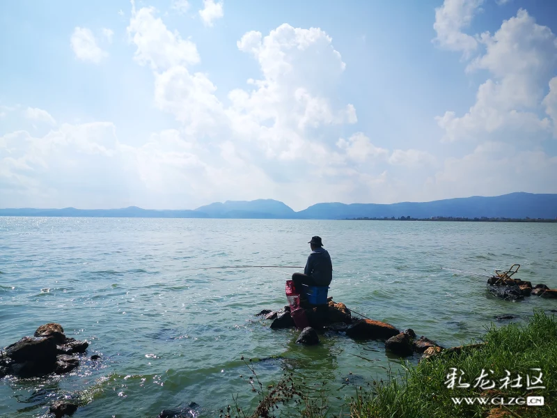 滇池边的垂钓者