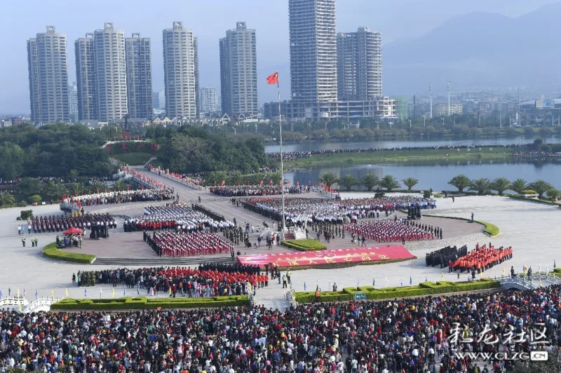 10月1日,玉溪市在紅塔區聶耳音樂廣場舉行