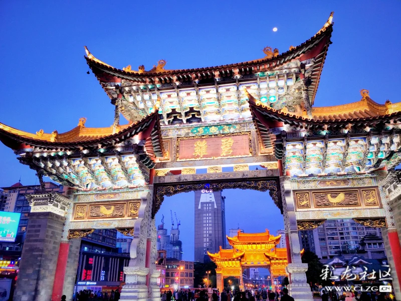 夜幕下的金马坊-彩龙社区