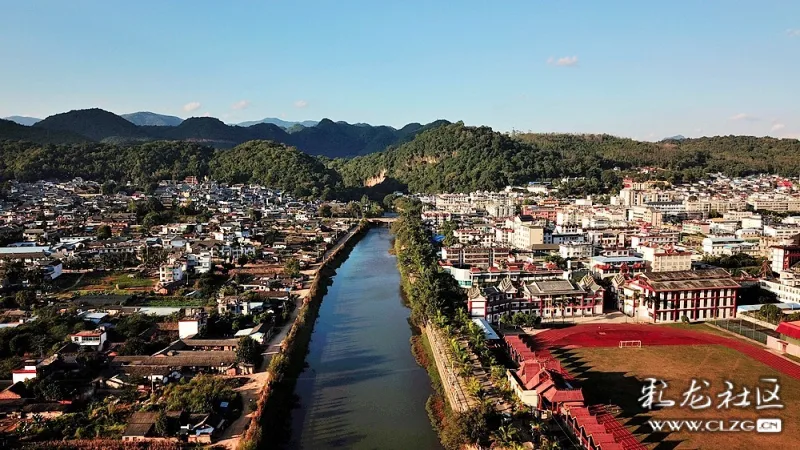 航拍:孟连大金塔在南垒河河畔,与娜允镇隔河相望.