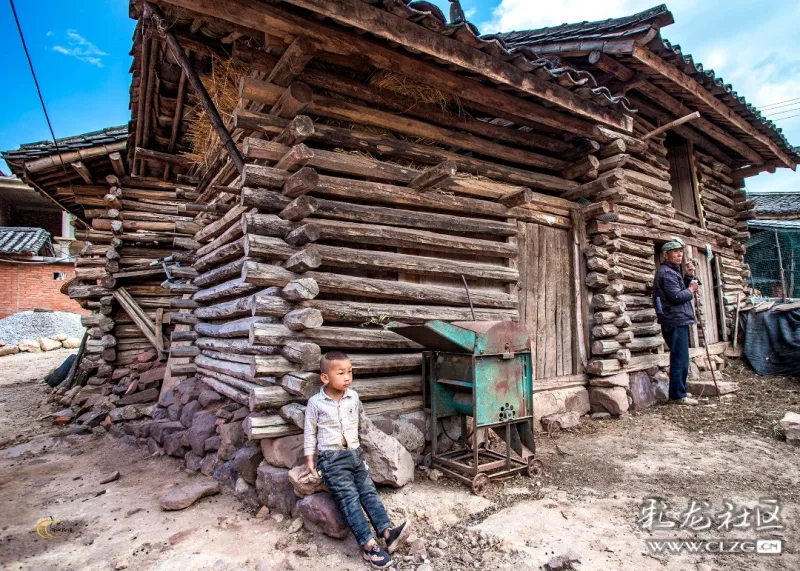 就连彝家小孩,跟随着祖辈,父辈的熏陶,对木垛房也是有着深深的情感!