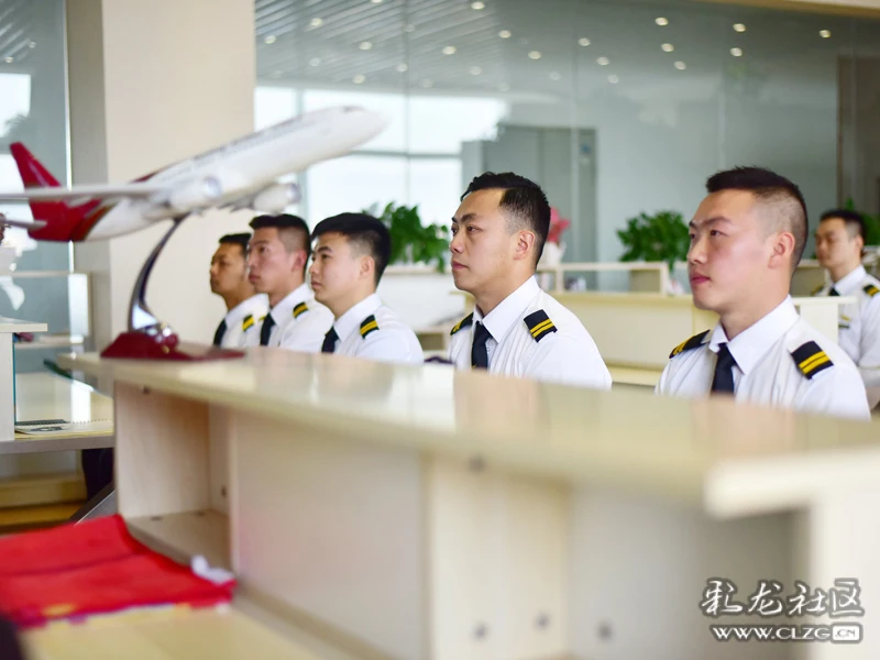 昆明航空保卫部举行新入职安全员授衔仪式