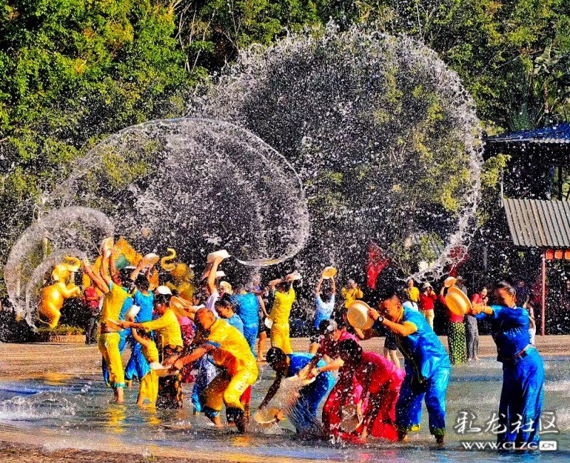 傣族园里热闹的泼水起舞狂欢!