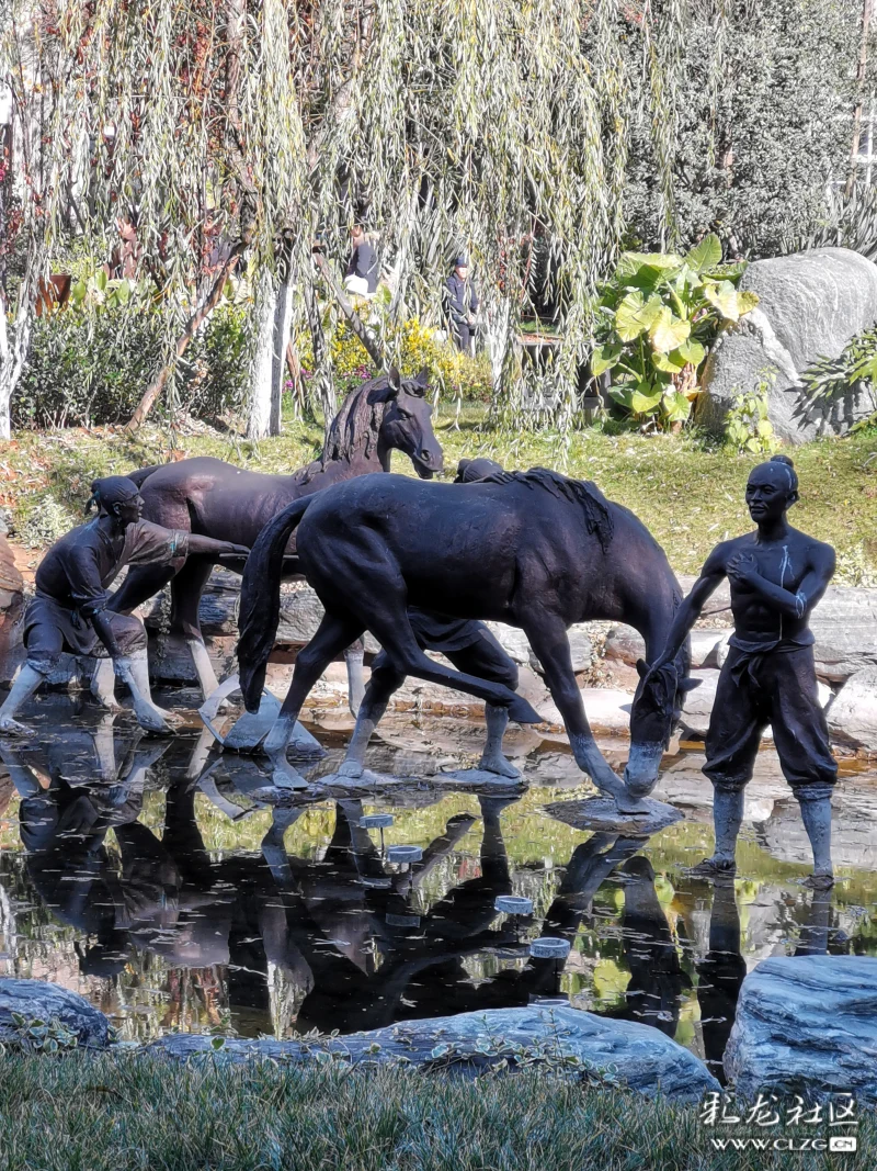 洗马河边洗澡人