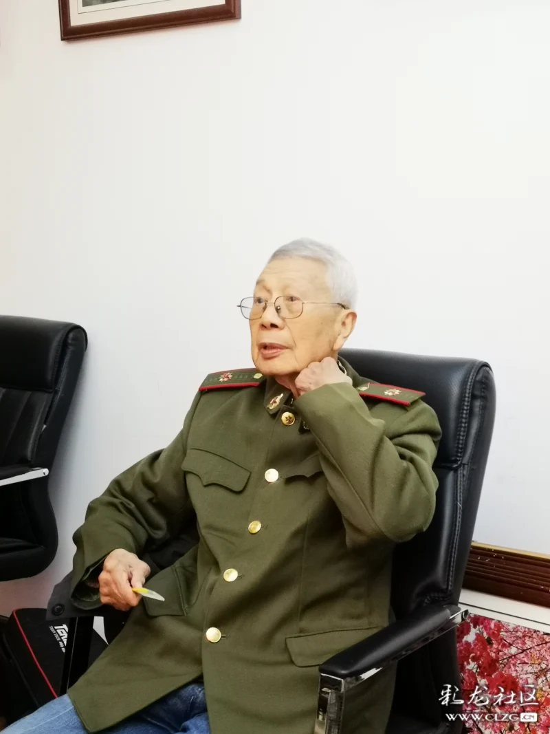 为退休老同志拍证件照